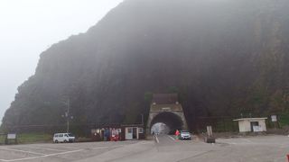 観光船乗り場の手前にある巨岩です