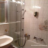 バスタブ付きのラグジュアリーなバスルーム