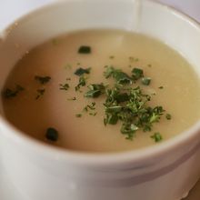 スープのカップは小ぶりで食べやすいです。
