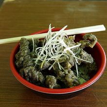 仙崎イカのブラック丼です、イカ墨の香ばしい味がします。