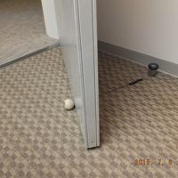 紐の先にボールがついています、これはアイデアだ