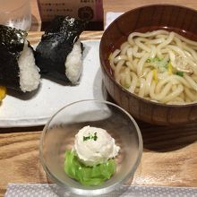 おにぎりとミニうどんのセット