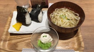 深夜食事が出来るお店！！充電できるのがいい！