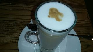 上海ではよく見かけるイギリス系のカフェです。