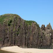 全国屈指の大きさを誇る柱状節理の安山岩