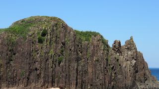 全国屈指の大きさを誇る柱状節理の安山岩