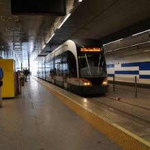 これはトラムですが、向かいが地下鉄ホームで容易に乗換可