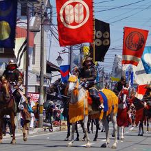 騎馬隊が３キロ行進する「お行列」。迫力があります。