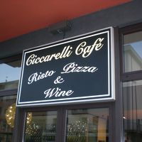 2軒先のカフェ。ピザのテイクアウトが可能。