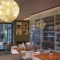 2軒先のカフェ。ワインが充実してそうでした。