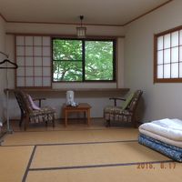 階段上がって3階へ、部屋はこぎれいで明るい