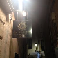 ヌエバ広場から細い路地を1本入ったところ