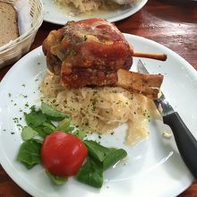 シュバイネハクセ（ザワークラウトとパン付）