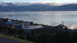 きれいなサービスエリアです。諏訪湖を見ながら食事もできます。