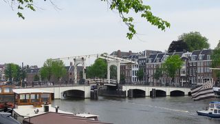 川幅が広いので小さく見える