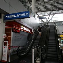 エスカレーター　ここから3階に上がります