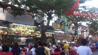 夕方以降、屋台と大勢の人で賑やかになる