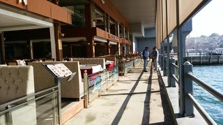 橋の最上部には、車やトラムが走っています。