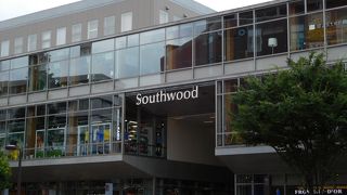 駅前のガラス張りの商業施設