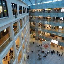 中央部の吹き抜け