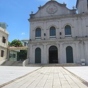 ラザロの石畳沿いに建つ澳門最古の教会の一つ