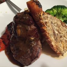 ロブスターとステーキ