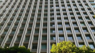 大手町の中心にある高層ビルのひとつ