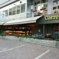 ホテル前、カルフールミニ