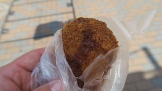 たかさごコロッケです。店や揚げているので出来立てでおいしく食べる事ができます。