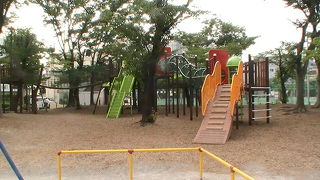 鮫洲地区で遊具、広場、野球と色々楽しめる公園です