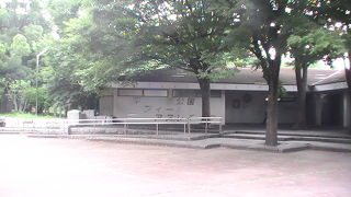 アスレチックをはじめとして、テニス、アーチェリー、弓道、ジョギングなど多彩なスポーツを楽しめる公園です