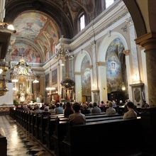 礼拝時以外にも、地元の人がお祈りにやって来て敬虔な雰囲気です