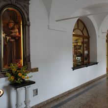 内部の廊下には、十字架などを販売しているショップもあります。