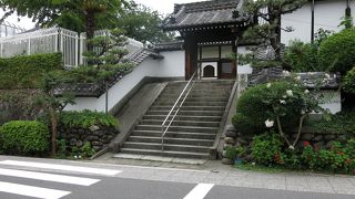 境内・・・子供の遊び場のよう