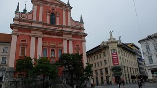 プレシェーレン広場に面して立つ教会