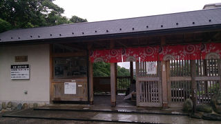 鬼怒川の景色を眺めながらのんびり足湯。