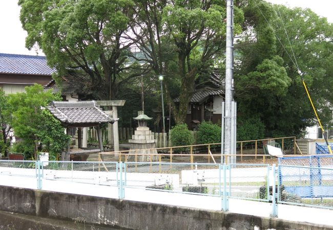 駅前の小さな神社