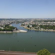 高台の庭園に出るとすばらしい眺めが味わえる。