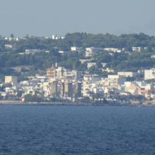 真ん中の四つの塔が建っています。