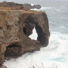 荒れ狂った海　波が高い
