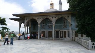 ムラト三世が1638年にバグダットを再征服した記念に建設したそうです。