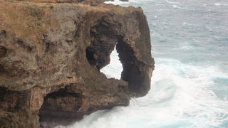風が強くて吹き飛ばされそう