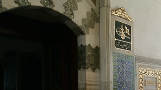 外観は綺麗です。建物内部には絨毯を展示してありました。