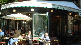 パリのカフェと言えば・・。