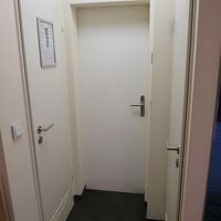 正面が入口、左側がシャワールーム、右側がトイレ洗面所