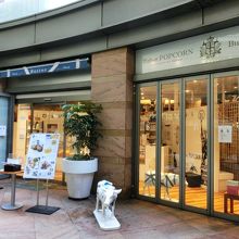 地下1階、エスカレーターを下りた吹き抜けに面しています