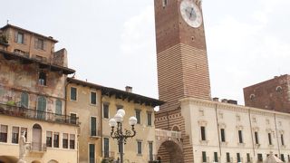 この広場からランベルティの塔を背景に写真を撮るといいでしょう。