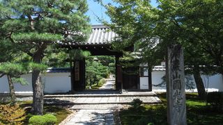 夏も見事な庭園です。