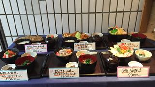 地下道の出口中ほどにあるお店