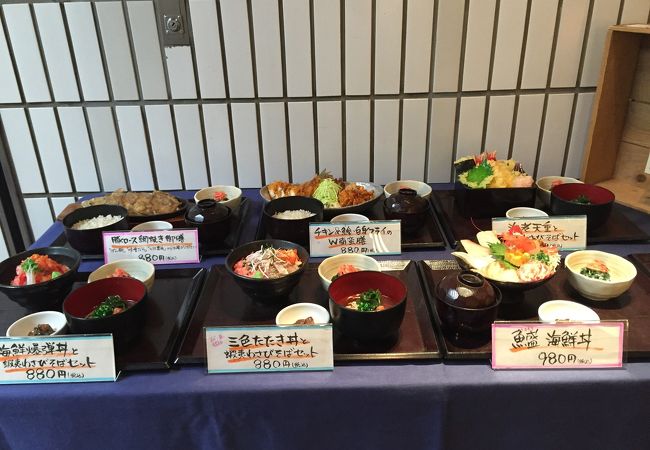 地下道の出口中ほどにあるお店